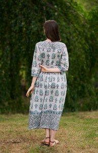 Robe bohème Lilien, imprimée à la main, en pur coton, décontractée, occasionnelle, vacances, été, florale, gris bleu, artisanale, éthique - Product Image 5