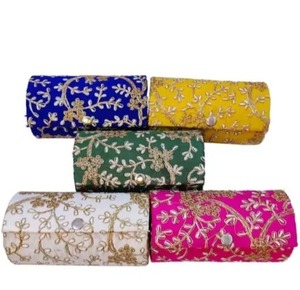 Boîte à bracelets brodés indiens faits à la main de créateur Parfait pour les cadeaux de fête de mariage et de retour de Diwali - Product Image 4