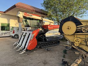 KUBOTA PRO988Q Moissonneuse-batteuse de riz à 5 rangs 4x4 machines agricoles à entraînement par roues pour la récolte et le travail des grains de blé et des travaux agricoles - Product Image 6