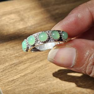 Anillo de Plata de Ley 925 con Gema de Crisoprasa Verde, Engaste Clásico con Puntas, Diseño Elegante, Calidad Extrema, Regalo para Bodas y Fiestas - Product Image 1