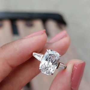 Anillo de Compromiso Clásico y Elegante con Tres Piedras de Corte Cojín y Piedras Laterales de Baguette en Oro Sólido de 14K Chapado con Diamante de Laboratorio - Product Image 3