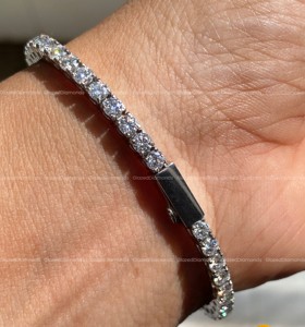 Magnifique bracelet tennis en or blanc 10K serti de moissanite taille brillant ronde, au design incroyablement nouveau. - Product Image 2