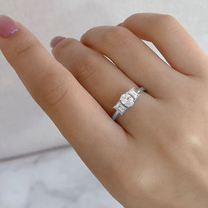 Anillo de Compromiso Clásico con Tres Piedras, Ovalada en el Centro y Laterales con Corte Esmeralda, Plata de Ley 925 en Oro Blanco de 10K con Diamante Cultivado en Laboratorio - Product Image 3