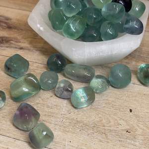 หินฟลูออไรต์ธรรมชาติขัดเงาคริสตัลบำบัดสีรุ้งอัญมณีหลวมสำหรับเครื่องประดับและพลังงานในการทำงานไอเดียของขวัญ - Product Image 5