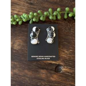 Boucles d'oreilles clous géométriques en argent sterling et buffle blanc, fabrication Navajo, sertissage clos, à tige - Product Image 5