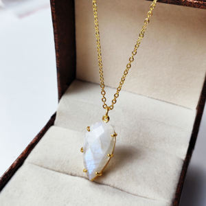 มูนสโตนสีรุ้งธรรมชาติขนาด25X12มม. รูปทรงหยดน้ำสีทอง Vermeil 925สร้อยคอเงินแท้925สร้อยคอเงิน - Product Image 5