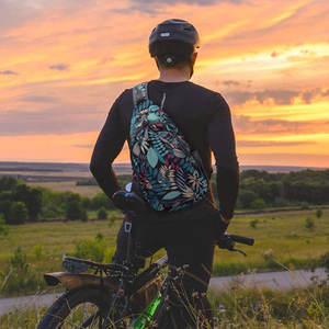 Sac bandoulière tendance pour homme avec une forme élégante et une longue bandoulière réglable - Product Image 6