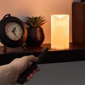 Bougie LED Harry Potter avec télécommande en forme de baguette, en plastique durable - Product Image 1