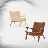 Fauteuil lounge en bois massif nordique avec assise en corde tressée, design scandinave pour hôtel, complexe hôtelier, réception et espace extérieur