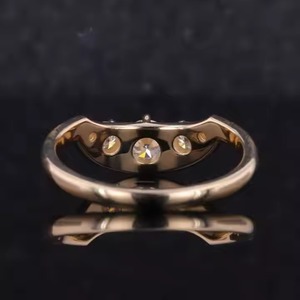 Élégante bague de mariage et d'anniversaire en or rose 14 carats diamant de laboratoire étincelant romantique avec halo caché courbe élégante - Product Image 4