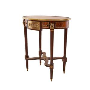Table d'appoint ovale de luxe française avec incrustation florale élégante et accents en laiton doré orné pour un décor de palais classique - Product Image 3