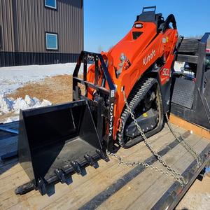 Minicargadora compacta Kubota SCL1000 a la venta, equipo fiable y asequible, perfecto para excavación y construcción agrícola - Product Image 3