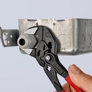 Herramienta Multiusos Knipex Negra Atramentizada con Llave Plateada, Mangos Recubiertos de Plástico, Herramienta Individual con Diseño Antideslizante y Cabeza Pulida - Product Image 2