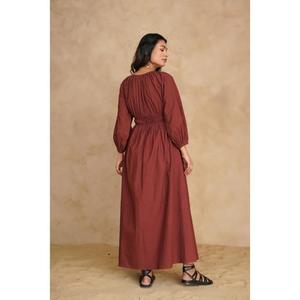 ชุดเดรสผู้หญิงสีน้ำตาล คอวี แขนสั้น ยาวคลุมเท้า ผ้าถักนิตติ้ง ผ้าฝ้าย เอวธรรมชาติ สไตล์ลำลอง สำหรับฤดูร้อนและรีสอร์ท - Product Image 4
