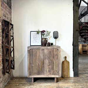 Aparador de 2 puertas de madera maciza de mango Livia en nogal - Product Image 4