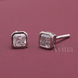 Boucles d'oreilles clous minimalistes en or 18 carats avec diamant de laboratoire certifié IGI taille Asscher, serti clos, à visser, cadeau d'anniversaire de mariage pour femme - Product Image 4