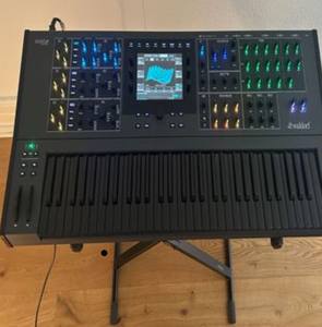 NOUVEAU Synthétiseur hybride 61 touches édition limitée Shadow Finish, Workstation de conception sonore professionnelle - Product Image 1