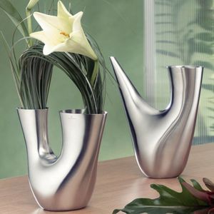 Vase à fleurs en aluminium avec des détails en détresse et un profil audacieux parfait pour le style d'événement rustique ou la décoration de la salle à manger - Product Image 2