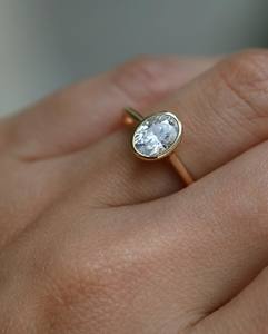 Anillo minimalista solitario con circonita cúbica de corte ovalado de 6x9 mm, engastado en bisel, plata 925 chapada en oro, joyería fina al por mayor - Product Image 4