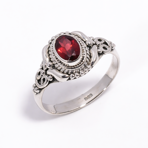 แหวนเงินแท้ 925 ประดับพลอยโกเมนสีแดงธรรมชาติทรงรี ดีไซน์วินเทจลายฉลุ งานแฮนด์เมด ของขวัญสำหรับผู้หญิงหรือผู้ชาย - Product Image 1