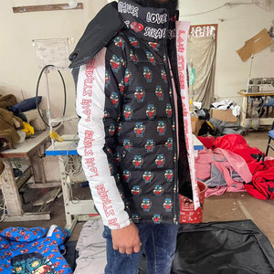 Chaqueta acolchada gruesa de invierno personalizada de alta calidad para hombre, cálida de peso pesado con cuello con capucha, diseño impreso - Product Image 4