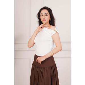 Blusa Elegante Blanca para Mujer LUSTRIN, con Detalle de Hebilla en el Hombro y Cuello con Lazo, Tela Fluida de Poliéster y Elastano - Product Image 2