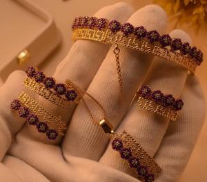 Ensemble de bijoux en or avec motif floral violet exquis, comprenant un bracelet en filigrane, une bague statement et un collier avec pendentif - Product Image 5