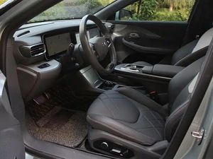 Sedán Eléctrico de Alto Rendimiento con Cabina Saludable, Modelos 2023, 320kW 603D - Product Image 3