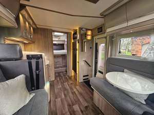 Autocaravana de Alta Gama 2023 con Cocina, Baño y Área de Dormir para Viajes de Larga Distancia y Aventuras - Product Image 3