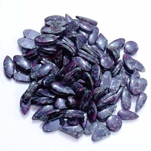 Cabochon en quartz eudialyte de qualité supérieure, pierre précieuse en vrac pour la fabrication de bijoux (pendentifs, bagues, boucles d'oreilles) – Disponible à la vente - Product Image 4