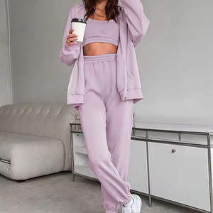 ชุดเซ็ต 3 ชิ้นสำหรับผู้หญิง ลายโลโก้แบบกำหนดเอง เสื้อฮู้ดแขนสั้นแบบสวม ผ้าทึบ เสื้อกล้าม และกางเกงขายาว - Product Image 1