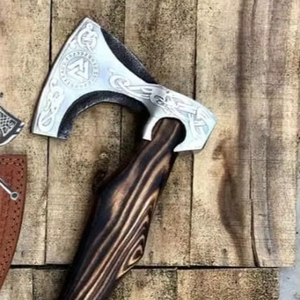 Hache viking artisanale sur mesure Thewizcrafts, tête en acier à haute teneur en carbone, manche en bois de frêne, étui en cuir, symboles nordiques - Product Image 2