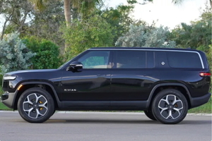 LISTO PARA CONDUCIR - USADO, VOLANTE A LA IZQUIERDA |   RIVIAN R1S ADVENTURER EDITION 2023 con Cuatro Motores - Product Image 2