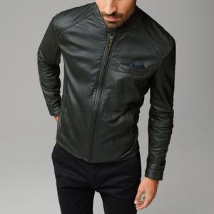 Chaqueta de cuero negra delgada de longitud media para hombre, estilo urbano con cierre de cremallera asimétrico. - Product Image 4