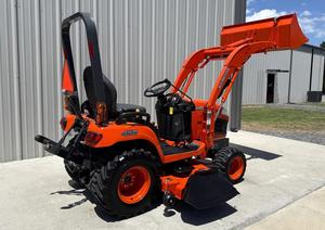รถแทรกเตอร์ฟาร์ม Kubota BX2660 พร้อมที่ตักแบบถอดเร็วและถังเก็บของ 934 ชั่วโมง ขับเคลื่อน 4 ล้อ เครื่องยนต์ดีเซล 26 แรงม้า 540 PTO ระบบเชื่อมต่อ 3 จุด จัดส่งฟรี - Product Image 3
