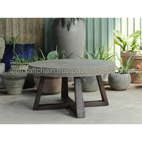 Table à manger moderne en béton sur mesure avec pieds en bois d'acacia, mobilier léger et écologique pour appartement et projets hôteliers