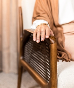 Silla clásica contemporánea con acabado en madera y asientos bien acolchados, diseñada elegantemente para sala de estar u hotel - Product Image 3