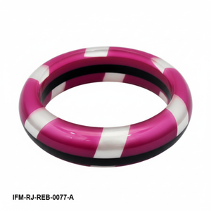 Bracelet en résine rayé rose et blanc artisanal moderne pour femme, parfait pour un usage quotidien - Product Image 4