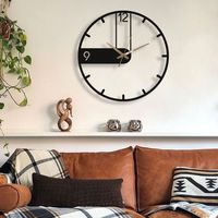 Horloge murale en fer unique pour la décoration intérieure design, ajoutant un caractère distinctif au style des murs intérieurs