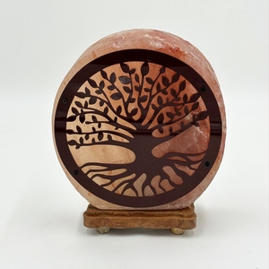 โคมไฟเกลือหิมาลัยแสงวอร์มไลท์ แกะสลักลายต้นไม้แห่งชีวิตสีชมพู น้ำหนัก 5 กก. ฐานไม้ทรงกลม งานแฮนด์เมด 15 วัตต์ สำหรับใช้ในร่ม - Product Image 1