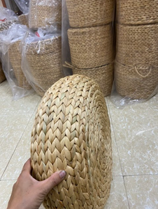 Otomano de jacinto de agua tejido a mano con acabado natural para decoración del hogar y uso de asientos - Product Image 4