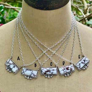 Collar de plata turquesa caballo salvaje hecho a mano, joyería de estilo bohemio minimalista - Product Image 1