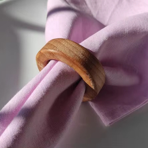 แหวนผ้าเช็ดปากทำจากไม้หลายอันแบบโบราณทำด้วยมือด้วยวัสดุเรซินขัดเงาเหมาะอย่างยิ่งสำหรับการนำเสนออาหาร - Product Image 1