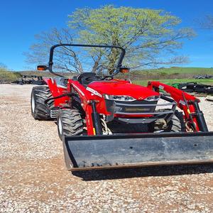 Tractor compacto Massey Ferguson 1835M, diseño de ingeniería de calidad superior con fácil operación y entrega rápida - Product Image 2
