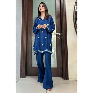 Conjunto de Dos Piezas de Satén Bordado para Mujer, Camisa y Pantalones Cortos Azul Marino con Mangas Tres Cuartos, Talla XS - Product Image 4