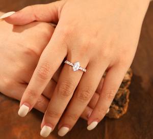 Bague élégante en moissanite blanche à coupe hexagonale longue, étincelante, empilable, idéale pour les fiançailles/anniversaire - Product Image 4