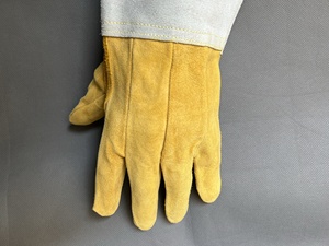 Guantes de soldadura de cuero de vaca resistentes al calor de abrasión resistente OEM Diseño dividido ignífugo para guantes de seguridad de soldadura Mig - Product Image 4
