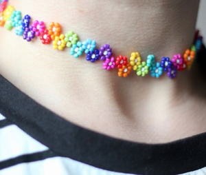 Collar de cuentas de semillas de arcoíris Flor LGBT PRIDE GAY Diseño floral hecho a mano Bisexual Lesbiana No binario - Product Image 1