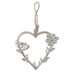 Corazones Colgantes de Metal Plateado para Adornos Navideños y Decoración de Fiestas - Product Image 3