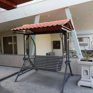 Columpio de hierro rústico con acabado natural perfecto para patios de granjas e interiores de casas tradicionales de uso diario - Product Image 1